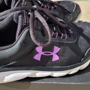 Women's underarmor black and purple  size 6.5 used  inbox